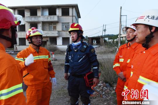 通過(guò)此次演練，進(jìn)一步檢驗(yàn)了部隊(duì)實(shí)戰(zhàn)能力，增強(qiáng)了官兵自信心?！菈鄢?攝